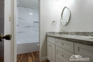 bathrooms photo with mirror